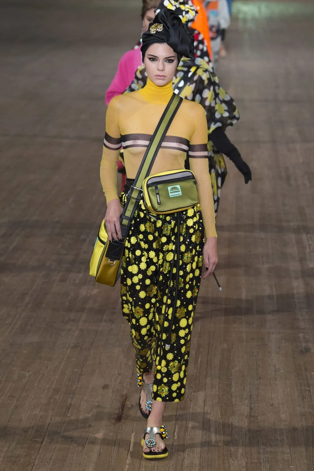 Bộ sưu tập mùa Xuân 2018 Marc Jacobs: Màn pháo hoa kết thúc Tuần lễ thời trang New York Bộ sưu tập mùa Xuân 2018 Marc Jacobs: Màn pháo hoa kết thúc Tuần lễ thời trang New York