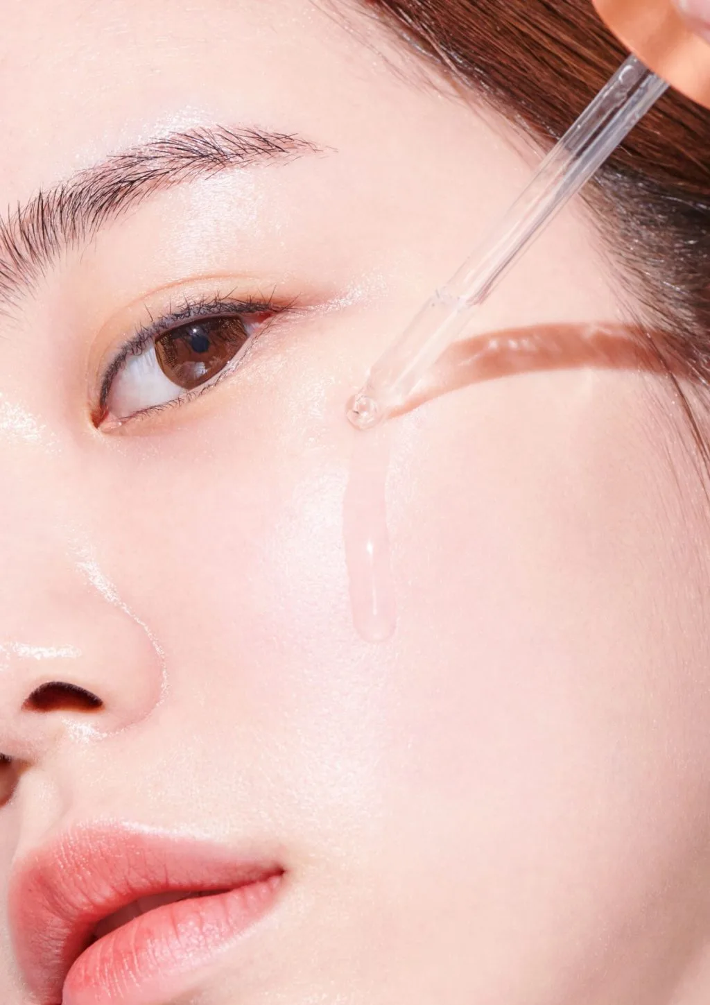 innisfree-Cô gái nhỏ serum lên da. innisfree-Cô gái nhỏ serum lên da.