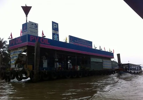 Trạm xăng “di động” trên sông