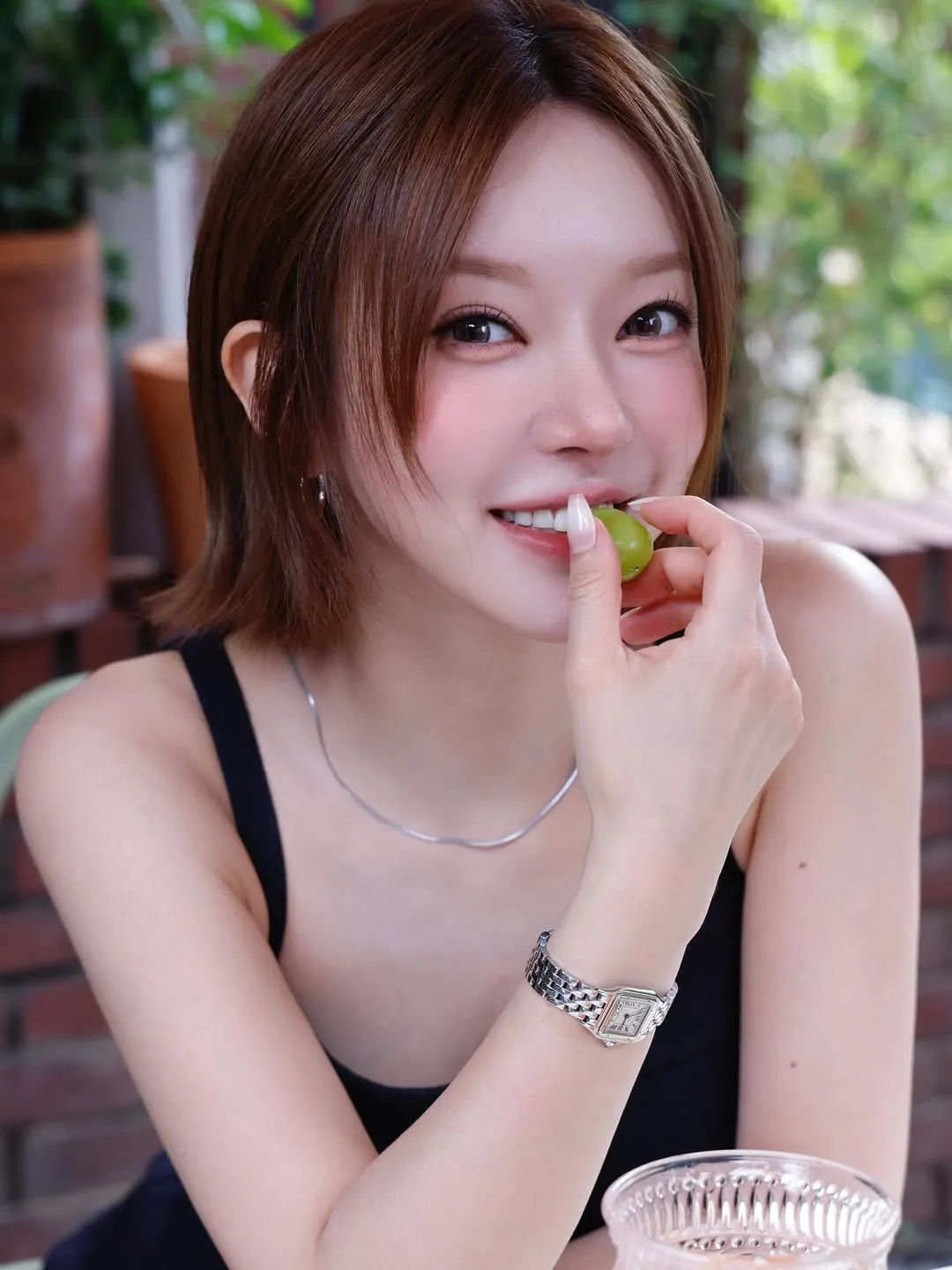ChoA AOA mỉm cười rạng rỡ với quả nho xanh, toát lên thần thái tươi trẻ và cuốn hút.