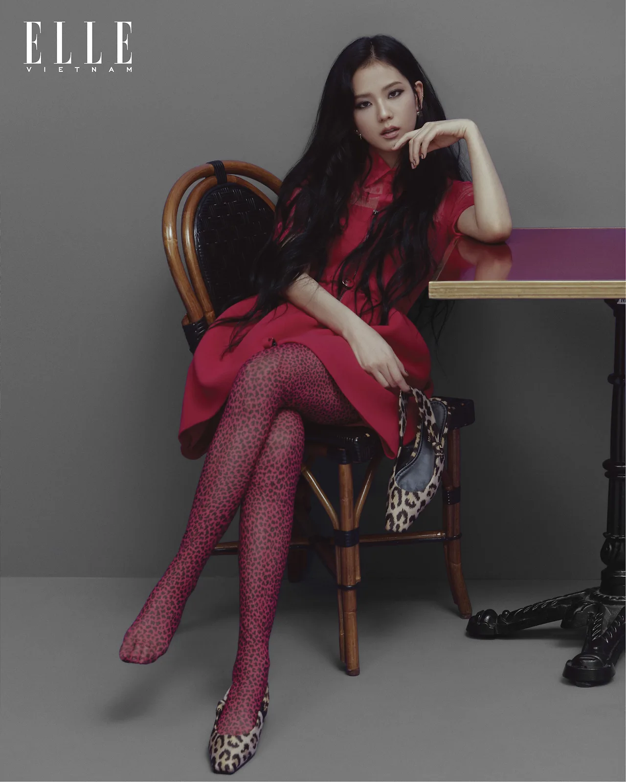 jisoo blackpink mặc đầm đỏ