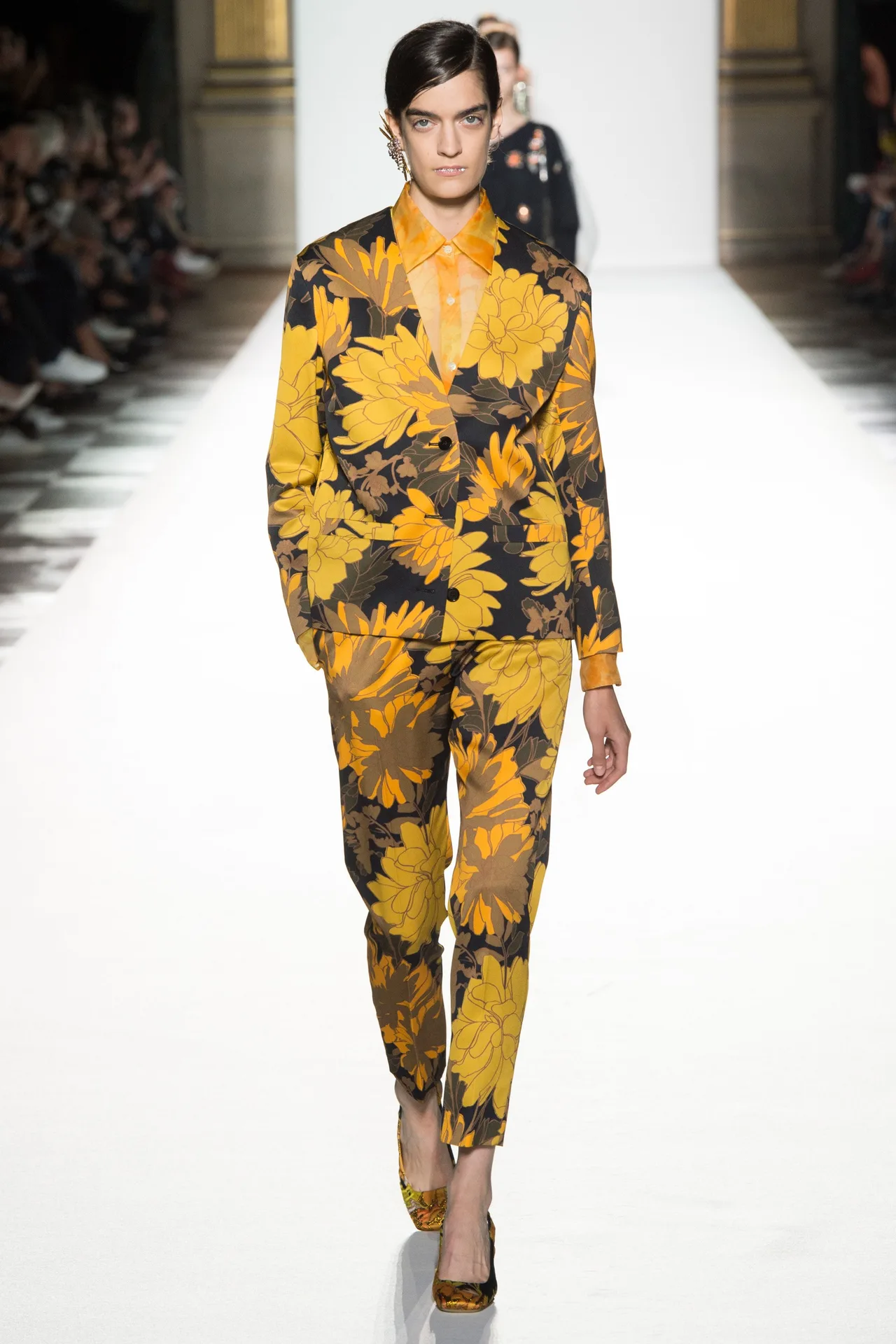 Paris Fashion Week: Muôn màu tích cực trong bst Xuân 2018 của Dries Van Noten