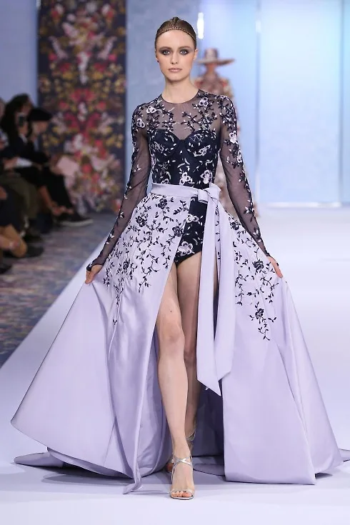 Ralph & Russo mang lại một BST đồ sộ với hơn 50 mẫu thiết kế cầu kỳ tới từng chi tiết 