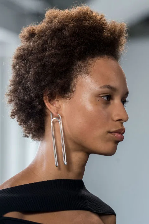 Chiếc khuyên tai kim loại phá cách từ Dion Lee