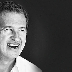 Michael Kors, Burberry và Stuart Weitzman “cạch mặt” Mario Testino sau cáo buộc tấn công tình dục