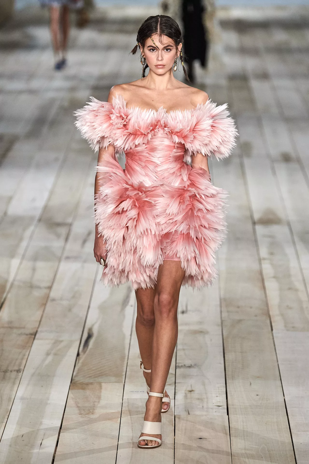 người mẫu kaia gerber alexander mcqueen xuân hè 2020