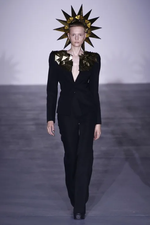 Gareth Pugh mang lại những thiết kế mạnh mẽ cho phái nữ