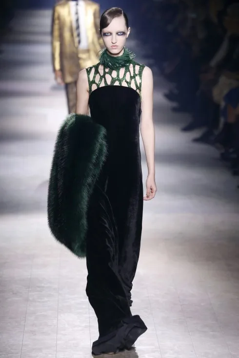 Những chiếc khăn khoác lông thú tạo nên sự xa hoa cho BST Thu-Đông của Dries Van Noten