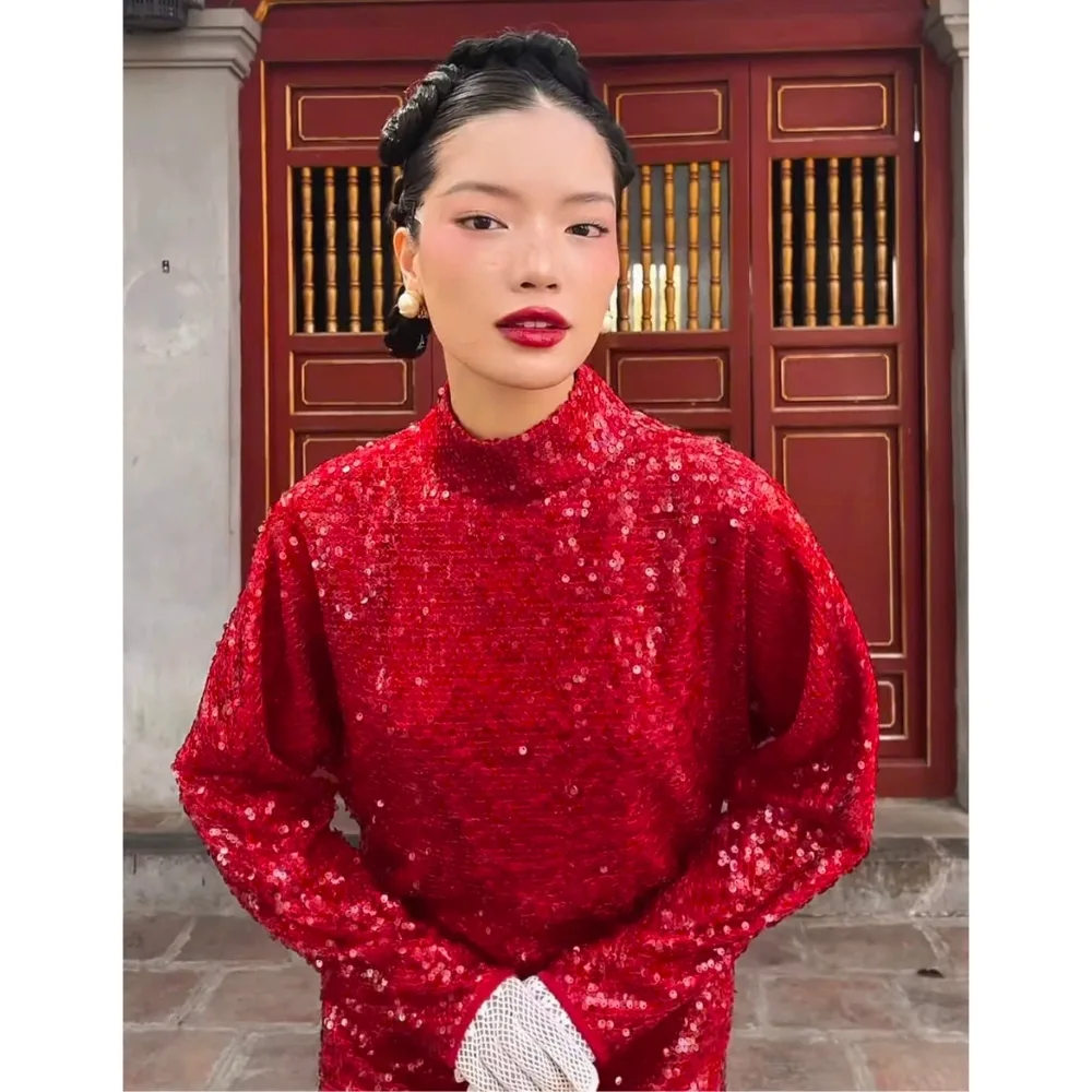 cô gái mặc áo dài đỏ son môi đỏ