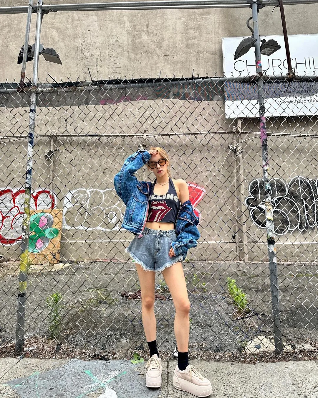yuqi diện sneaker đế bánh mì