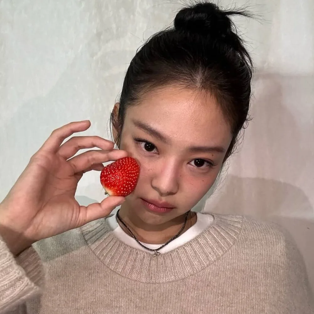 nữ thần tượng Jennie cầm quả dâu tây