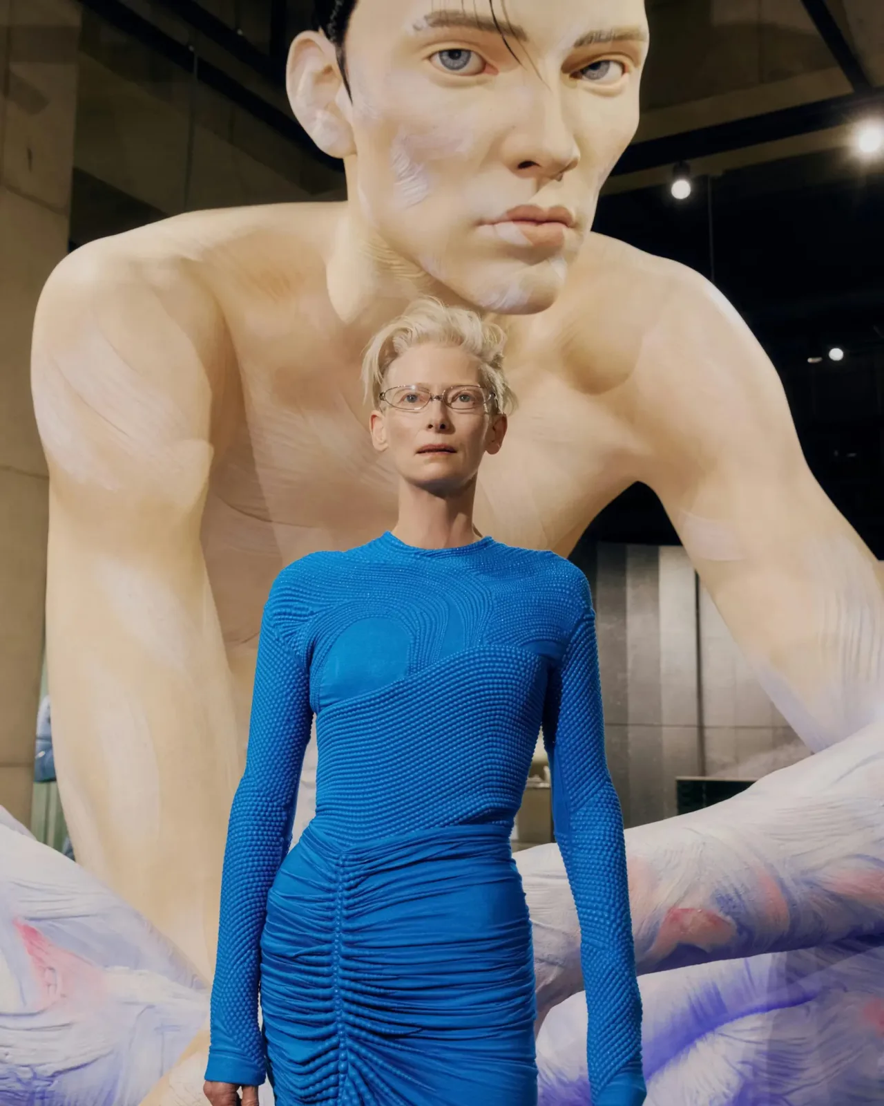 Tilda Swinton gây ấn tượng với đầm xanh cobalt ôm dáng
