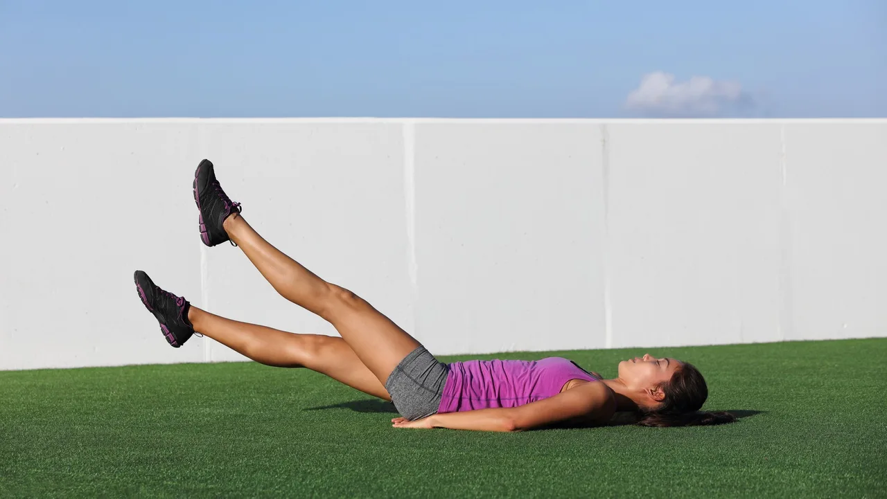 Cô gái thực hiện động tác Scissor Kicks.
