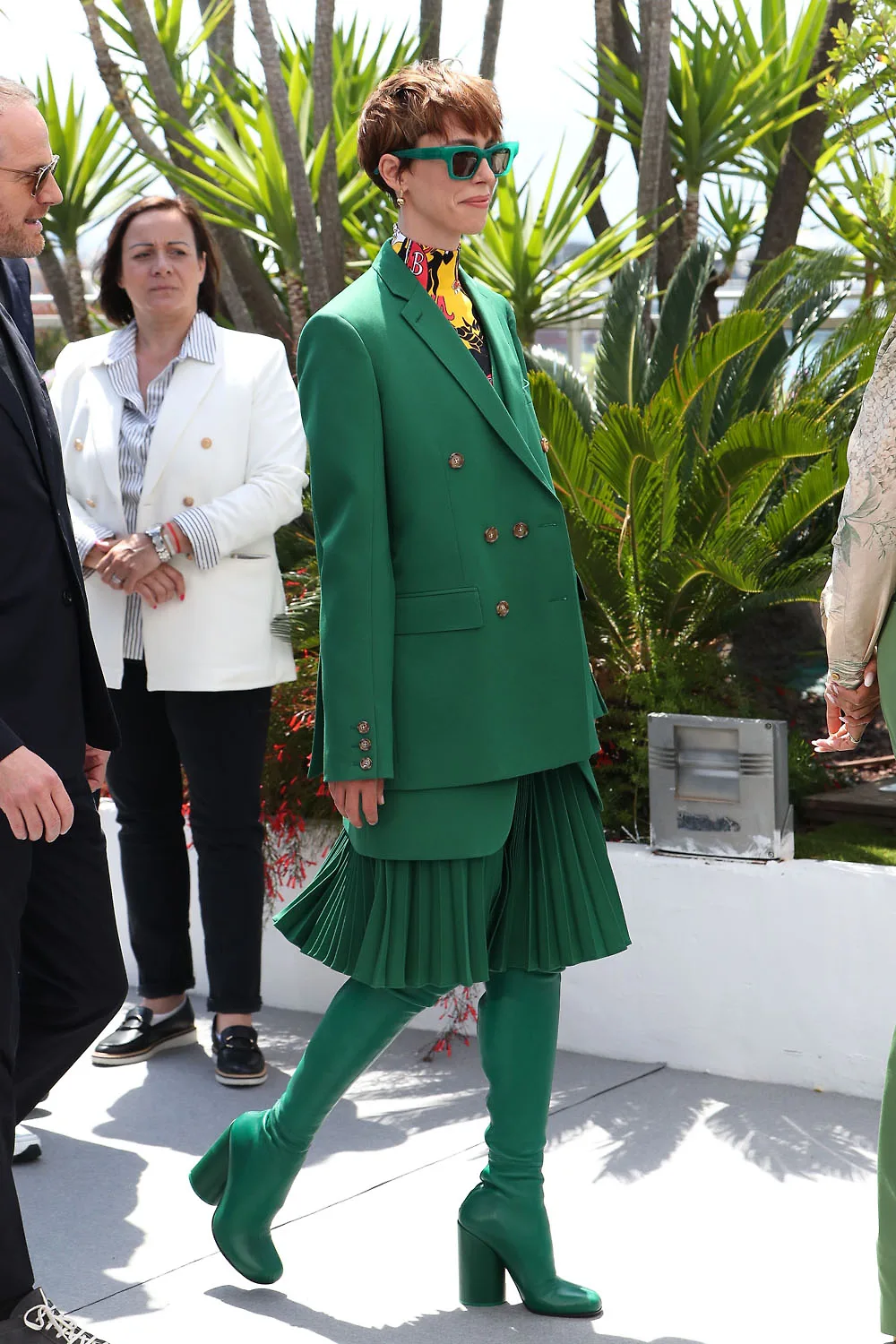 cảm hứng thời trang du lịch ở Cannes với Rebecca Hall mặc Burberry