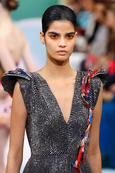 Cách trang điểm từ show SCHIAPARELLI