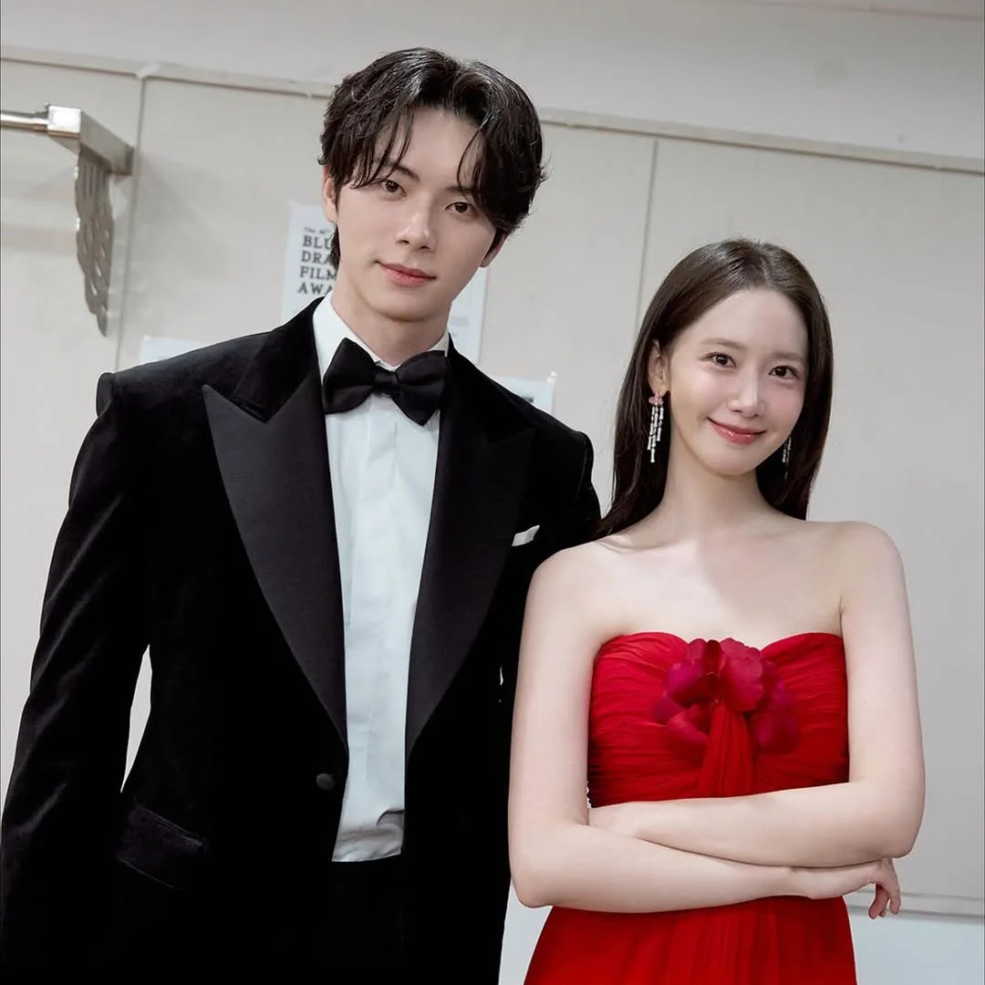 Yoona xuất hiện rạng rỡ trong váy đỏ tại thảm đỏ Rồng Xanh 2025, cùng sự chú ý dành cho Song Hye Kyo và các sao Hàn.