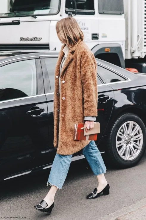 Cropped Jeans bao gồm nhiều phom dáng đa dạng hơn Mom Jeans với ống suông, ống loe. Đặc điểm của Cropped jeans là chúng khá cao trên mắt cá chân.