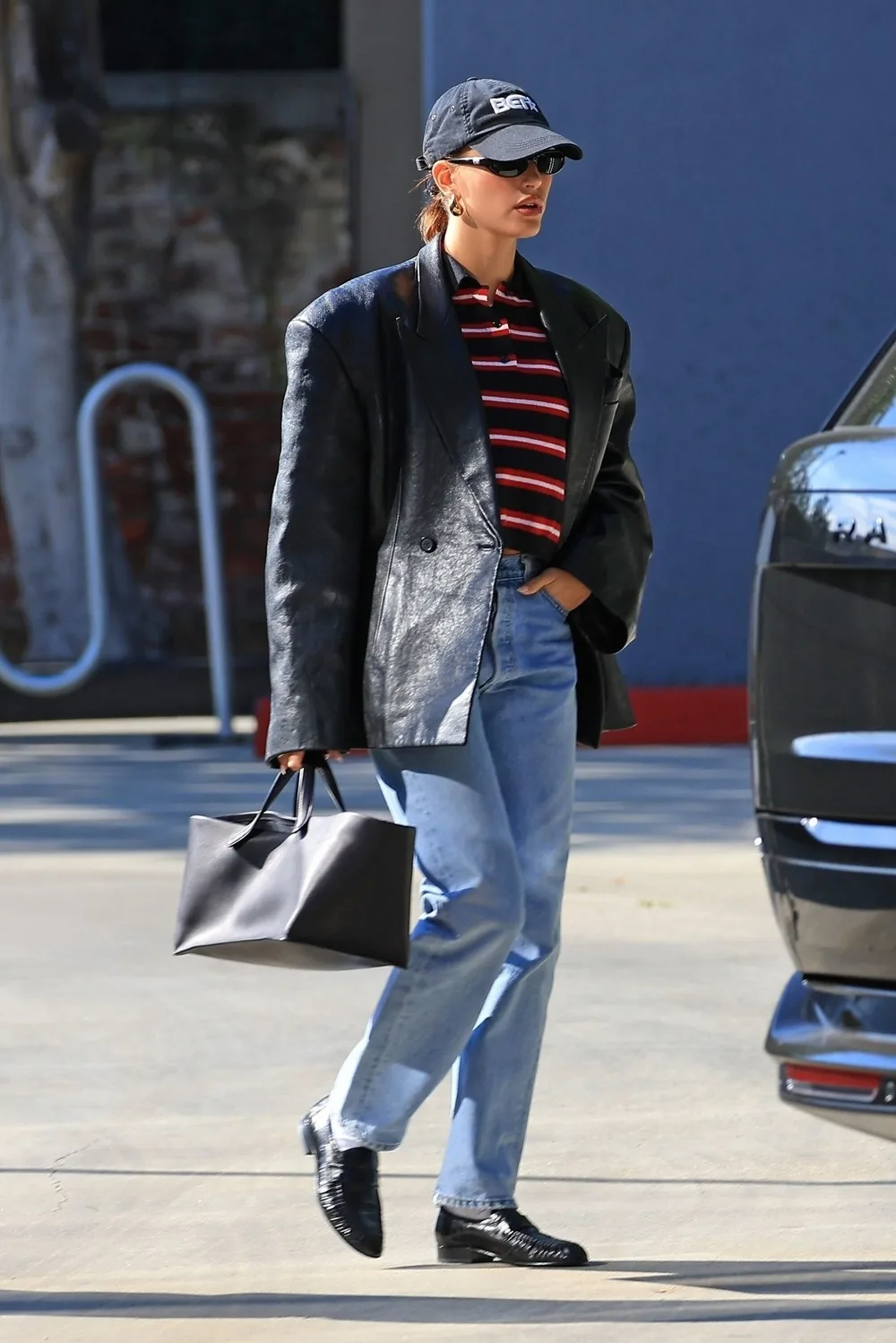 Hailey biber diện áo khoác da phối quần denim diana