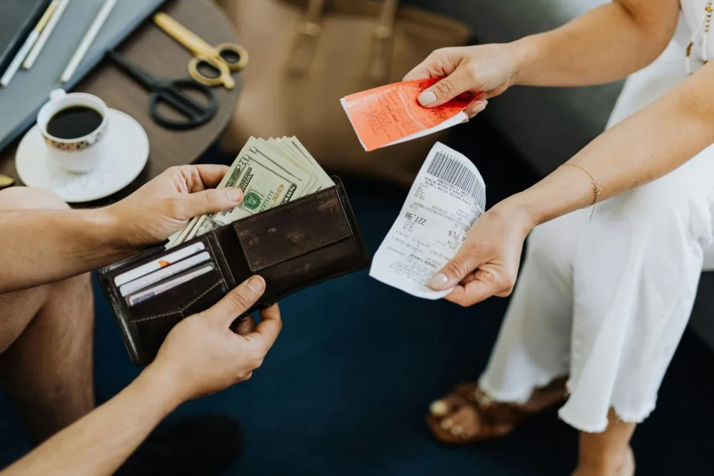 Cặp đôi trả tiền cho hóa đơn chung để giữ ranh giới tài chính