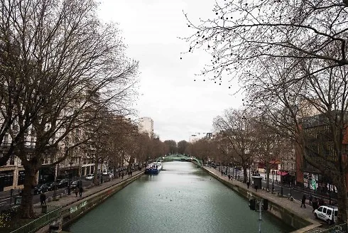Canal Saint Martin là nơi tuyệt vời để đi dạo vào ngày cuối tuần khi thời tiết đẹp