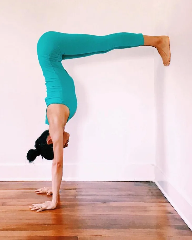 Tư thế yoga trồng chuối chữ L cho người mới Tư thế yoga trồng chuối chữ L cho người mới