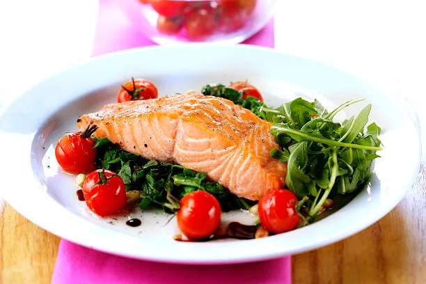 Cá hồi là một nguồn protein vô cùng phong phú, chất béo chống viêm lành mạnh và các chất dinh dưỡng khác có thể giúp ngăn ngừa chuột rút