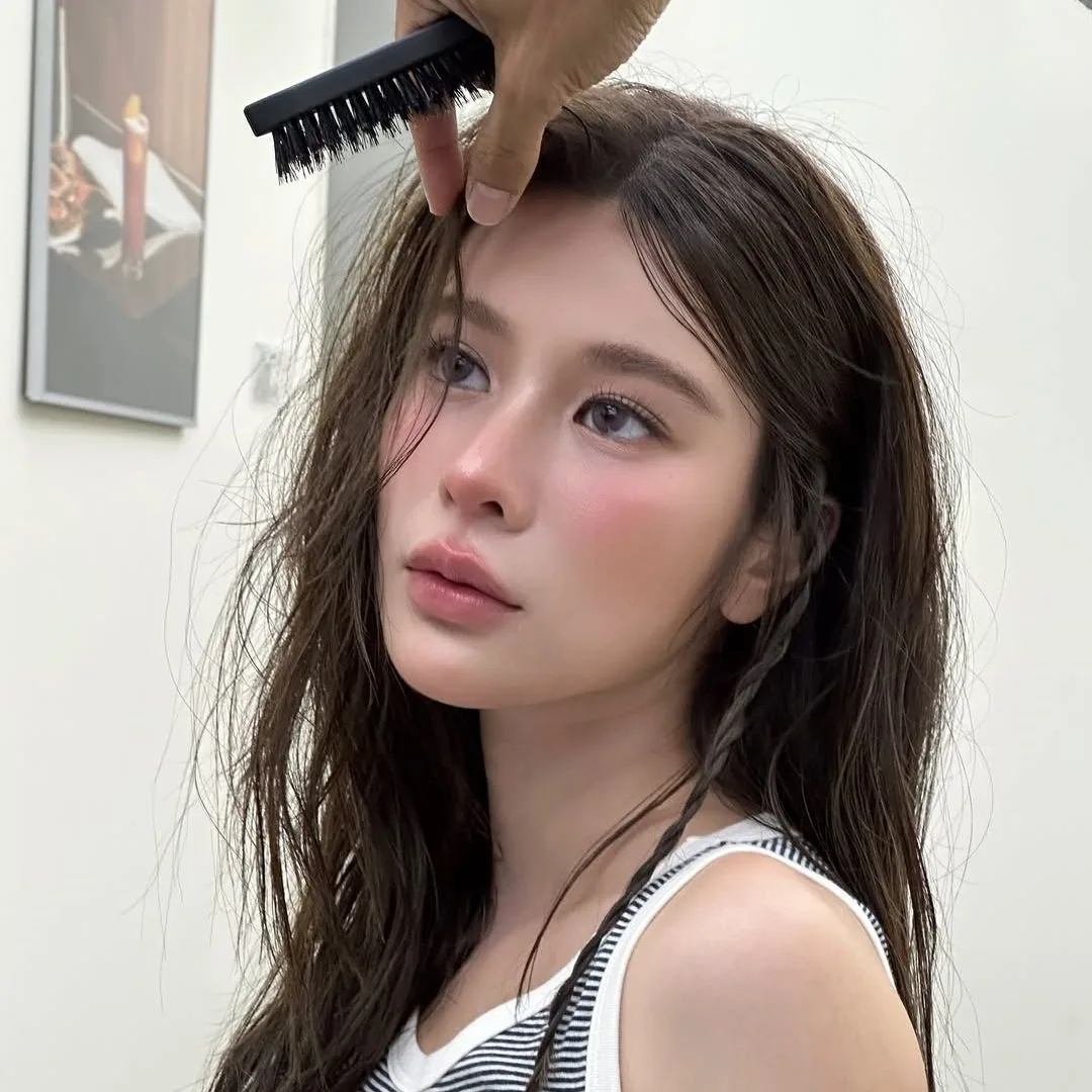 nữ diễn viên Thái Lan đang tạo kiểu tóc đẹp để chụp hình