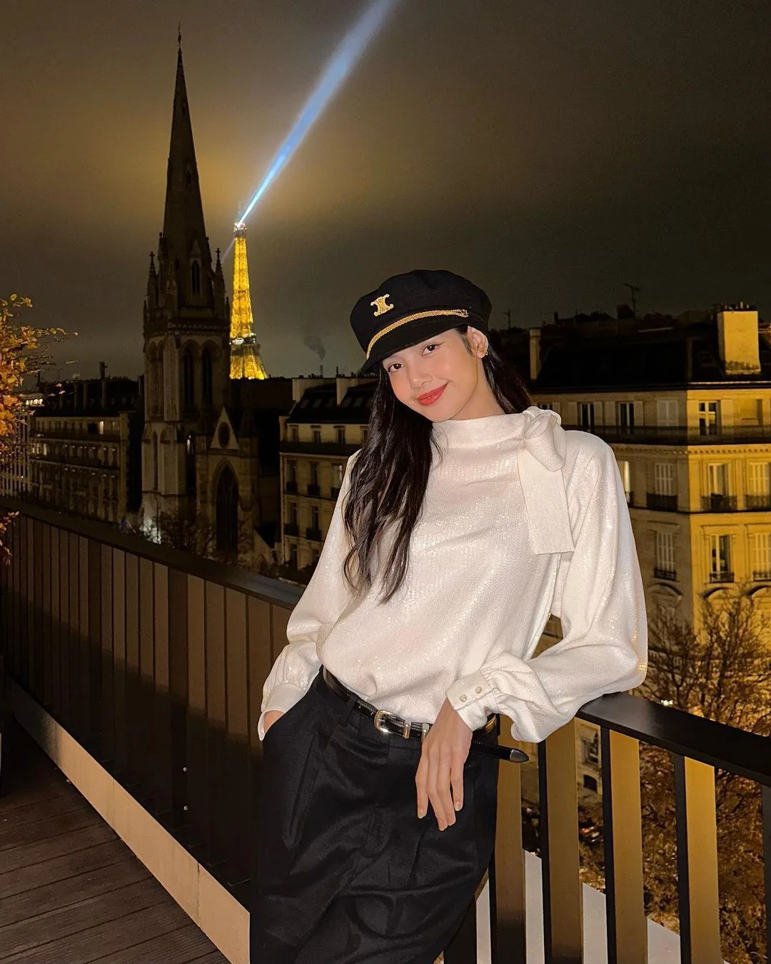 lisa diện thắt lưng mảnh