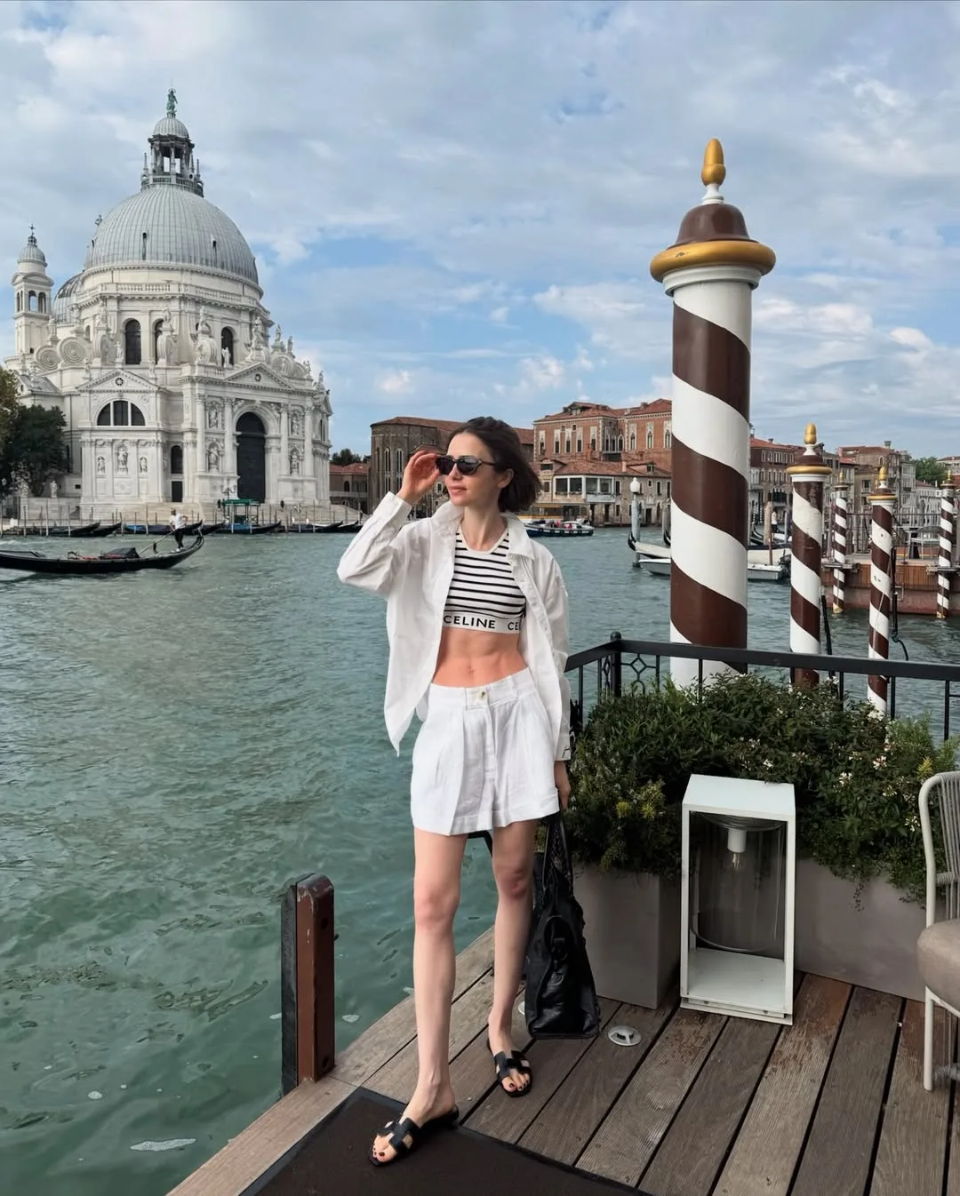 Lily Collins diện cropotp thời trang Venice