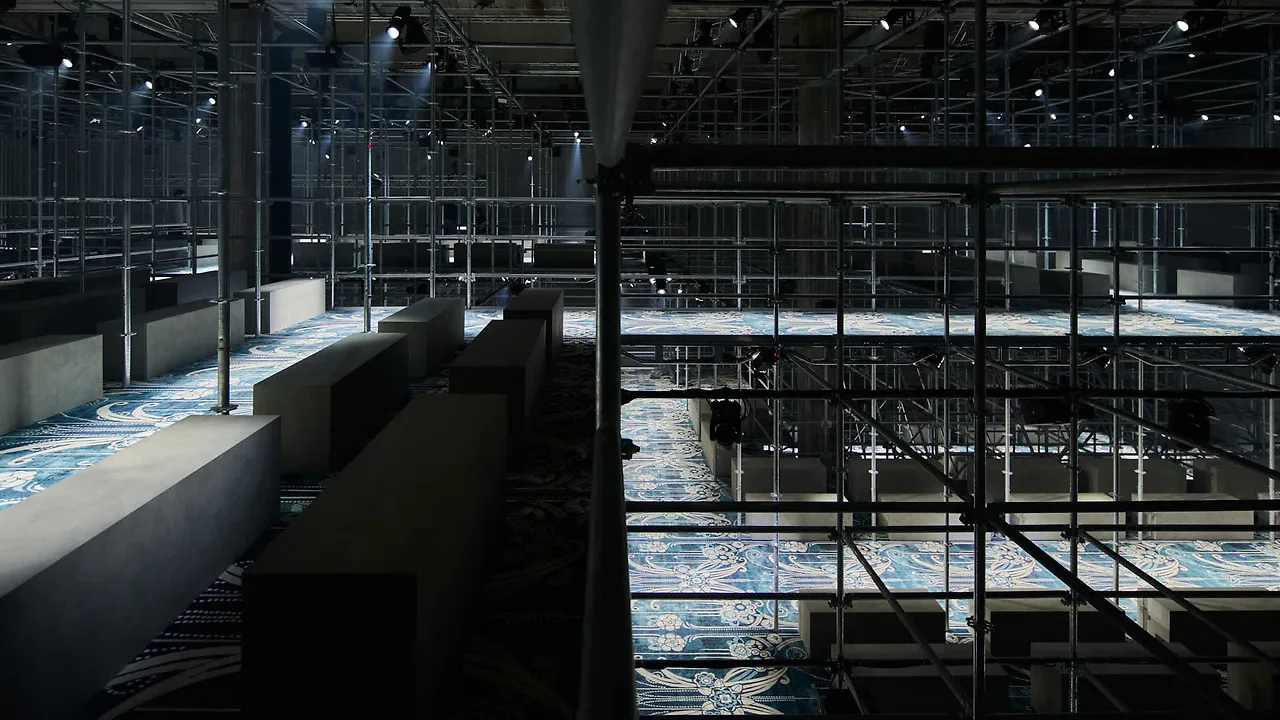 sàn diễn Prada Thu-Đông 2025