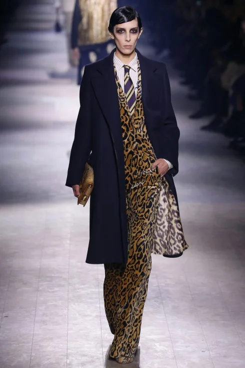 Xoá bỏ phong cách menswear với những thiết kế suits trắng đen đơn giản, BST của Dries Van Noten phá cách với hoạ tiết lông thú trên những bộ suits cắt xuông mạnh mẽ.