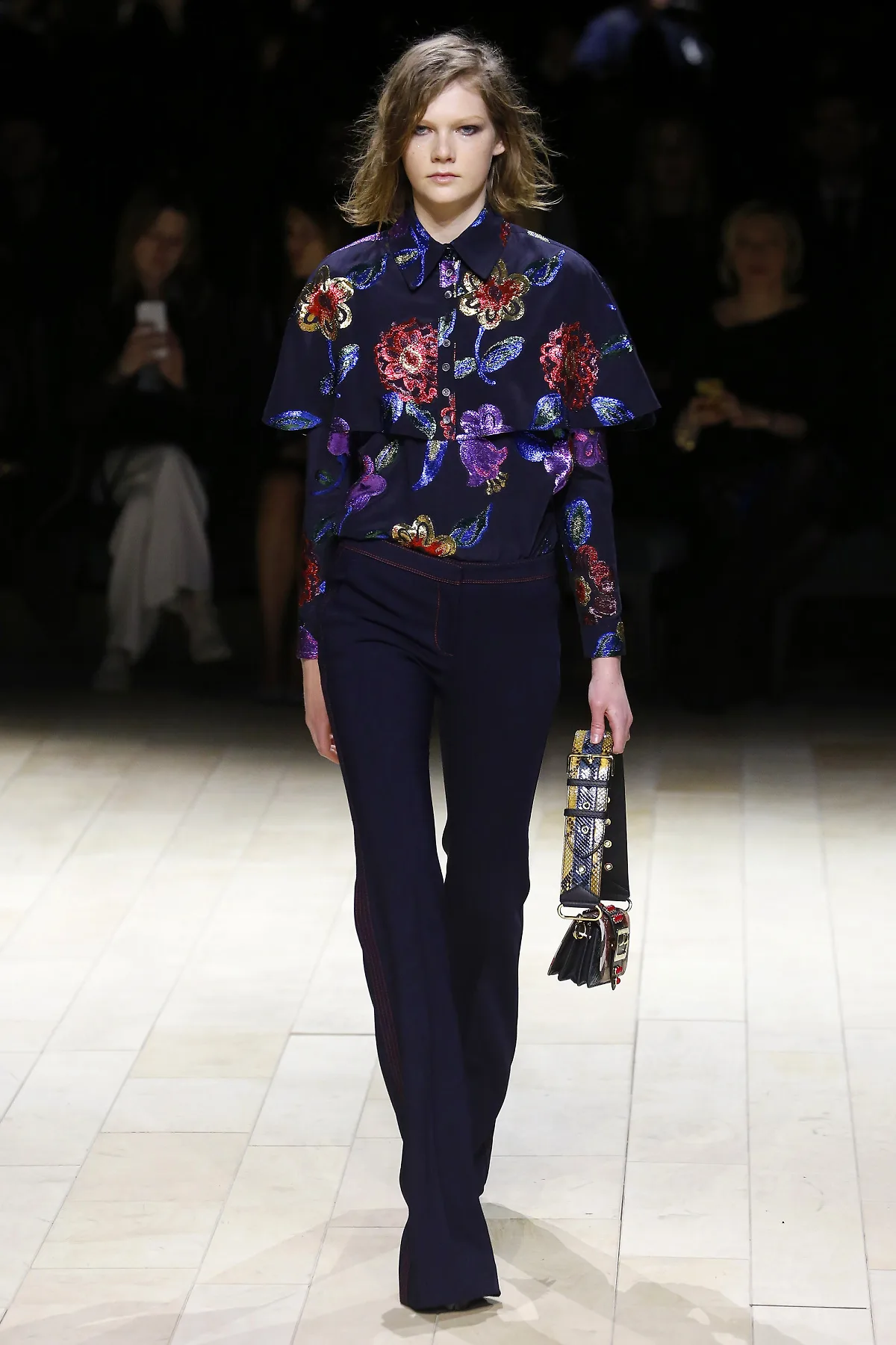Một số mẫu ấn tượng trong BST Thu-Đông của Burberry London Fashion Week 2016