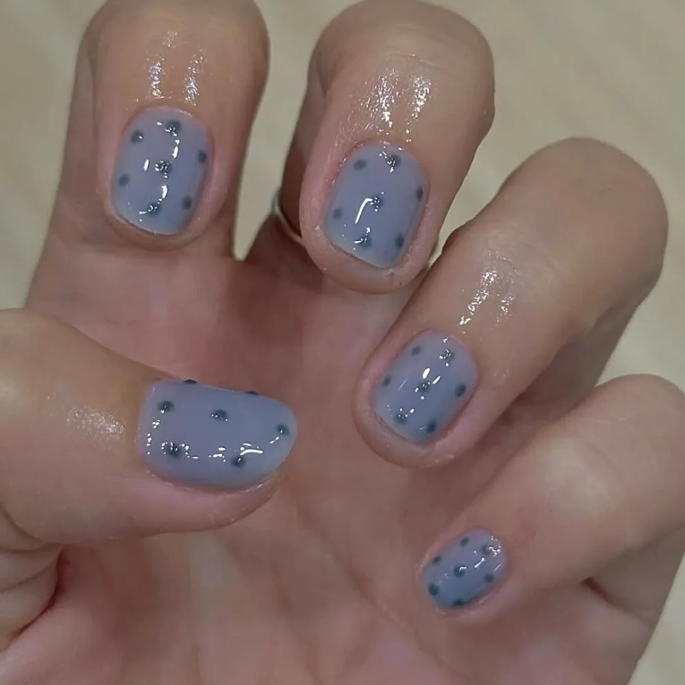 Mẫu nail xanh có chấm bi lấy cảm hứng từ bộ nail của Winter (aespa)