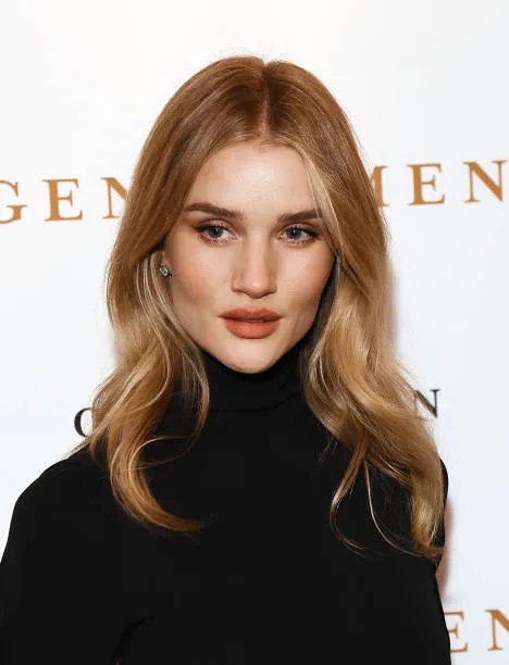Rosie Huntington-Whiteley thường dùng đá lạnh để loại bỏ bọng mắt hoặc mụn trứng cá