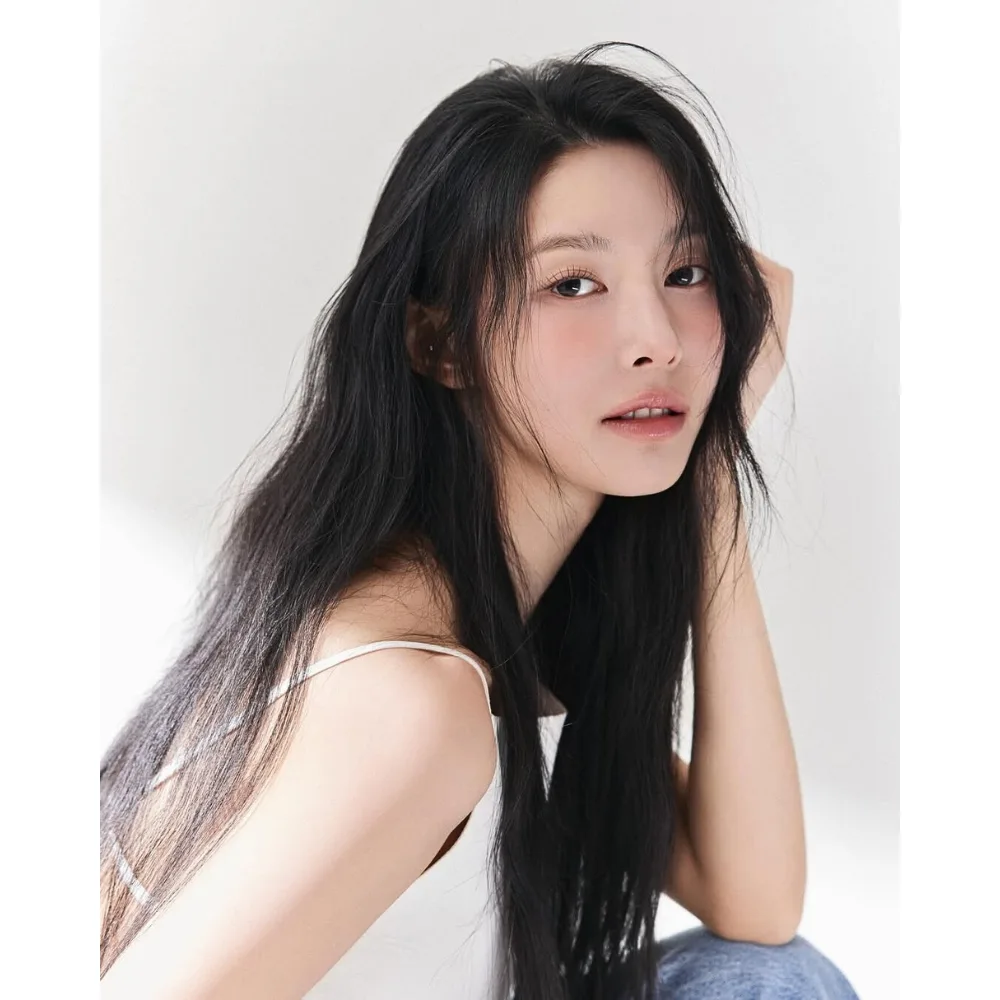 Cô gái chạm tay lên mái tóc đen dài