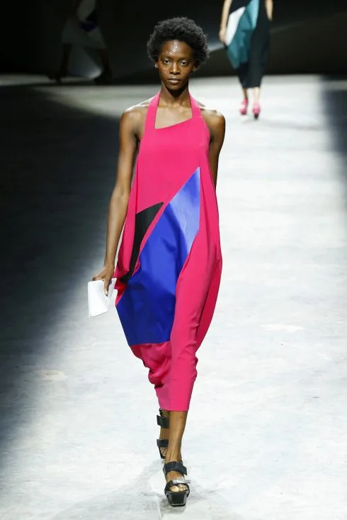 Chiếc váy hồng của Issey Miyake