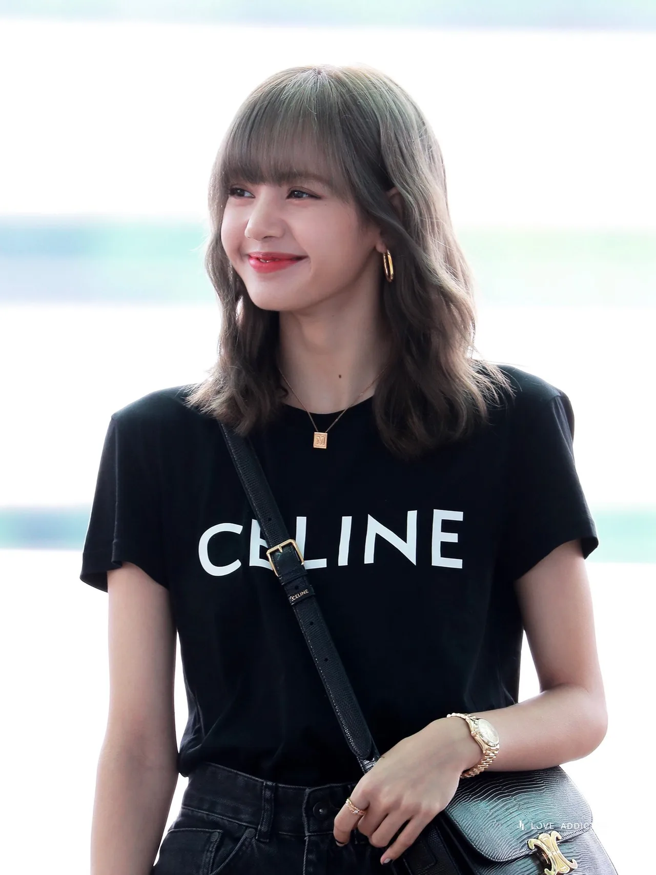 Lisa mặc áo thun Celine màu đen và quần jeans đen tại sân bay