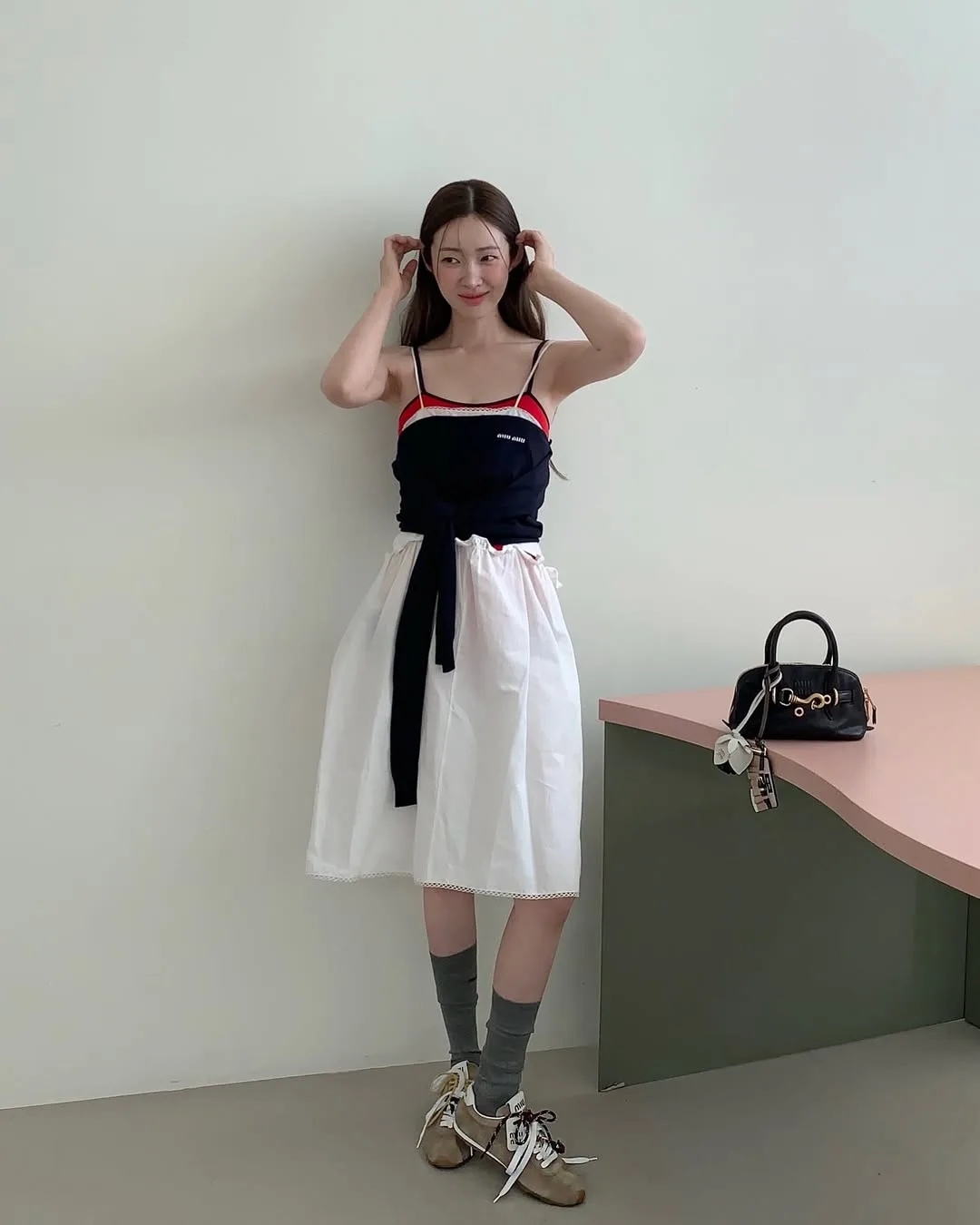 Sành điệu mà không ngột ngạt, bản phối hai lớp áo ba lỗ đang thống trị street style mùa nóng.