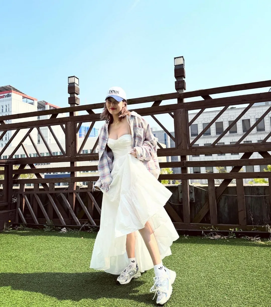 giày thể thao trang trí ngọc trai