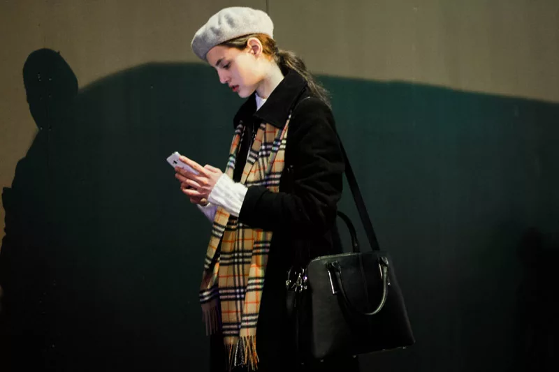 Kẻ caro cổ điển từ street style Tuần lễ thời trang London Thu - Đông 2018 Kẻ caro cổ điển từ street style Tuần lễ thời trang London Thu - Đông 2018