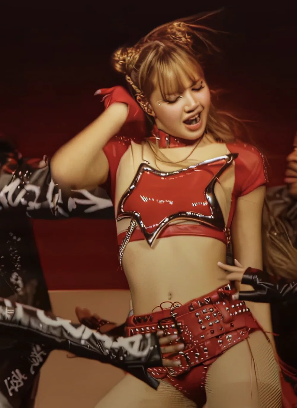 lisa diện áo croptop