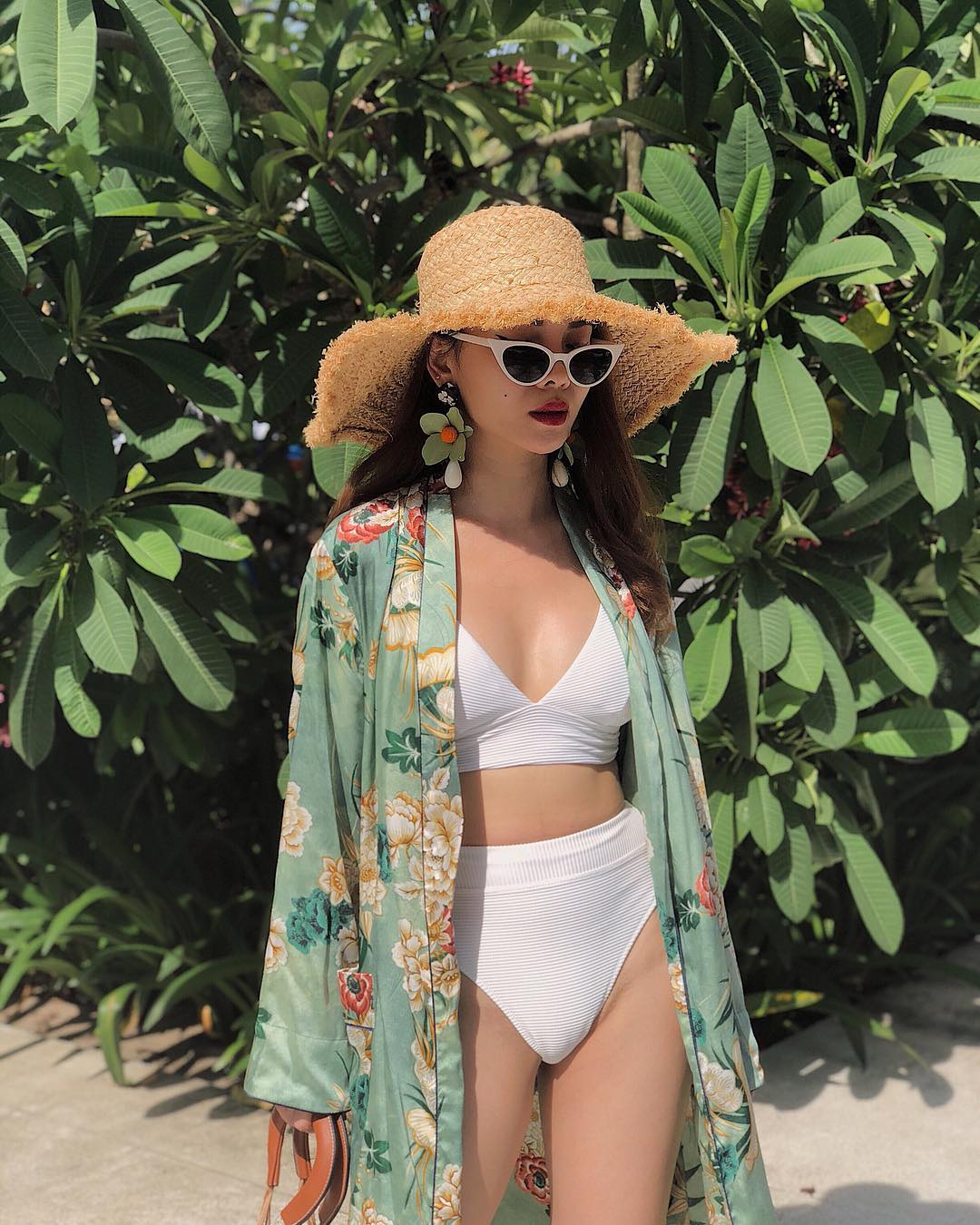 Phối đồ du lịch biển của Yến Trang với áo choàng họa tiết và bikini trắng