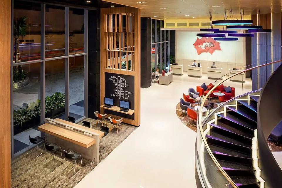 Khách sạn ibis Saigon Airport nằm ở số 2 Đường Hồng Hà, Phường 2, Quận Tân Bình, Thành phố Hồ Chí Minh, cách nhiều điểm du lịch nổi tiếng của thành phố chỉ 20 phút di chuyển.