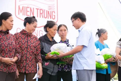 Hơn 24.000 phần quà đã được chuyến xe "Thương về miền Trung" trao đến tay người dân