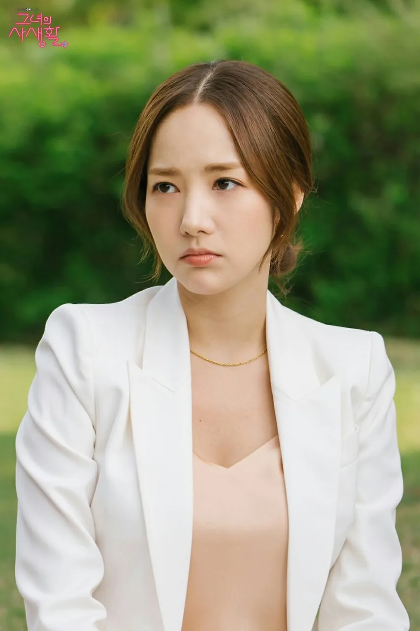 Park Min Young mặc áo hồng nhạt, áo blazer trắng, đeo dây chuyền mảnh trong phim Her Private Life