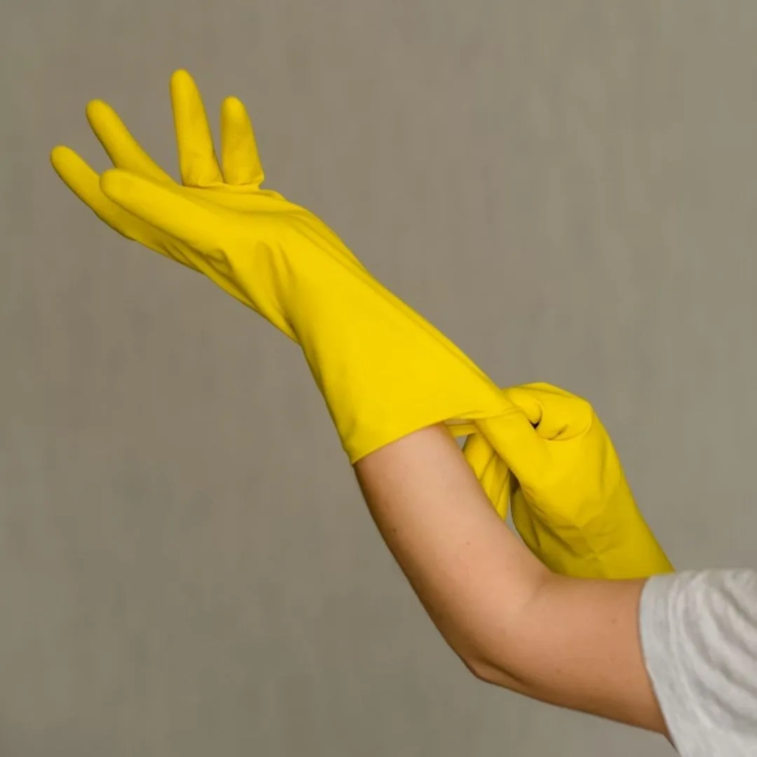 cô gái đeo găng tay để dưỡng móng tay bền đẹp