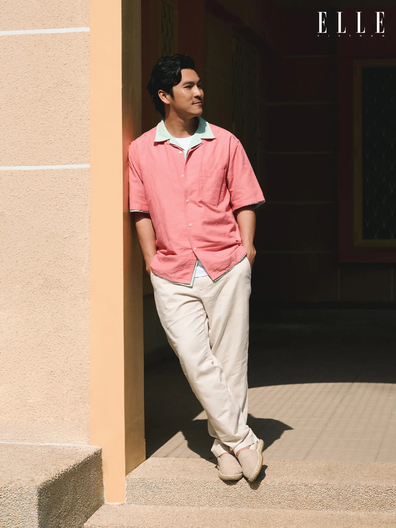 Thiên Minh trong trang phục linen của UNIQLO