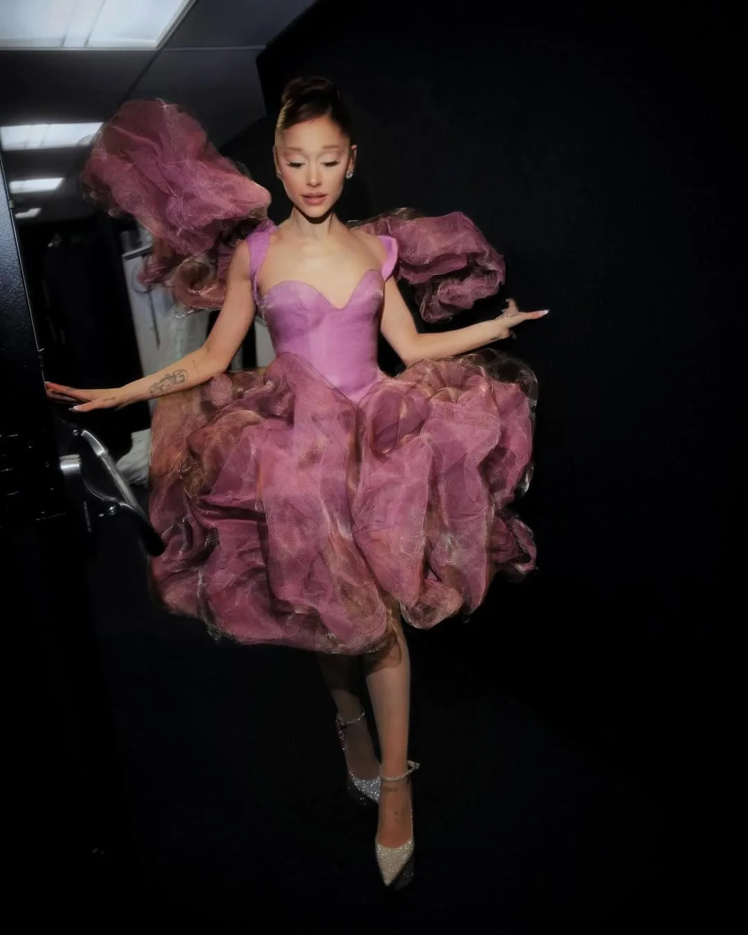 Ariana diện chiếc váy màu hồng đậm của thương hiệu Theia Teresa