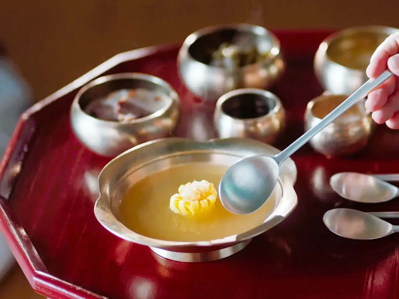 Canh giải rượu cá minh thái khô (Bugeo-guk) là một món ăn quen thuộc trong ẩm thực Hàn Quốc trong phim ngự trù của bạo chúa.
