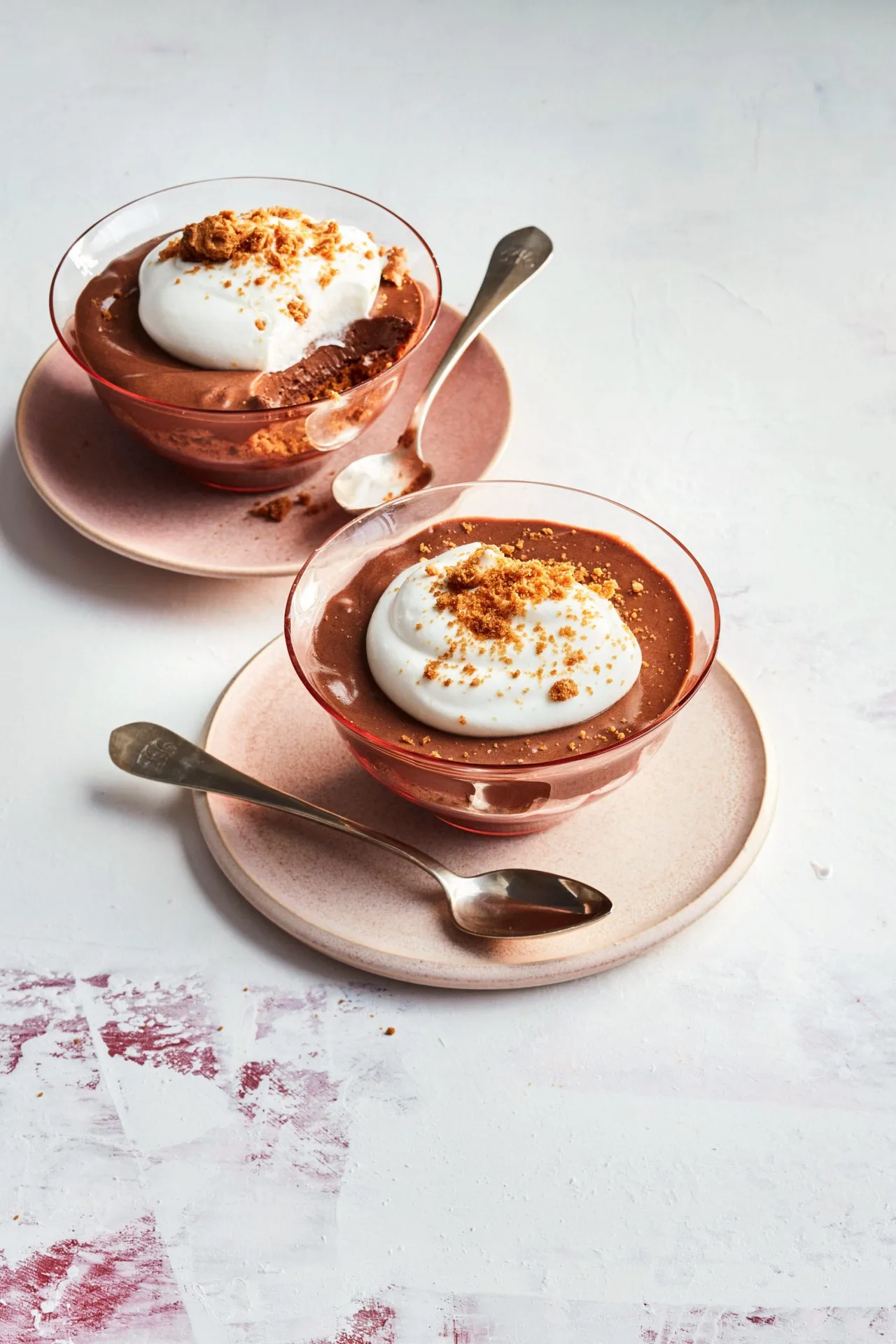 Bánh chocolate mousse được phủ kem tươi và vụn bánh quy bên trên